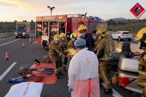 Excarcelan a una joven tras volcar con su coche en Muro de Alcoy