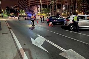 La Policía Local denuncia al conductor de un patinete esta noche por circular rebasando en rojo varios semáforos por las calles de Alicante