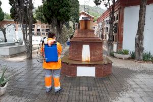 Benicàssim intensifica la limpieza y desinfección en el cementerio ante la celebración de Todos los Santos