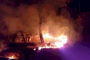 Buscan al pirómano detrás de tres incendios esta noche en Alzira