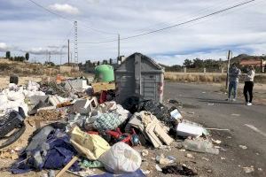 C´s San Vicente: "Vecinos de Pozo San Antonio llevan más de un mes pidiendo la retirada de la basura junto a los contenedores"