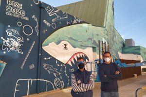 El grafitero local Bize plasma el mar y la contaminación de las aguas en su mural del Més Que Murs