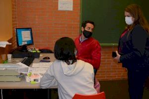 La concejalía de Acción Social pone en marcha dos aulas para ayudar a los alicantinos a resolver sus gestiones por internet