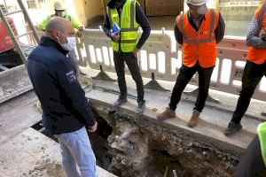 Las catas arqueológicas en la calle Fatxo se amplían hacia los restos de la Muralla de Elche para determinar la naturaleza de los hallazgos