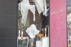 Burriana anima al consumo local en Halloween con ambientación en las calles, el concurso de escaparates y cajas de golosinas