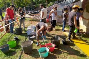 Construint i Alimentant Alternatives elabora en el parque de Rafalafena un mural con materiales sostenibles y de proximidad