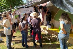 Construint i Alimentant Alternatives elabora en el parque de Rafalafena un mural con materiales sostenibles y de proximidad - (foto 2)