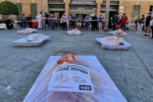 Safates de carn humana per a protestar contra el consum d'animals a Alacant Safates de carn humana per a protestar contra el consum d'animals a Alacant