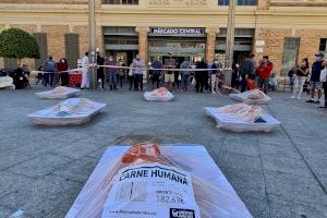 Safates de carn humana per a protestar contra el consum d'animals a Alacant - (foto 6) Safates de carn humana per a protestar contra el consum d'animals a Alacant - (foto 6)