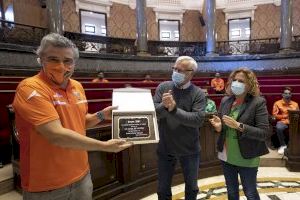 El CD Giner de los Ríos, recibido en el Ayuntamiento de València