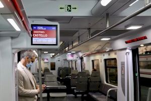 Cantó viaja en tren hasta Massalfassar para denunciar el "abandono" de las cercanías y exigir más inversión