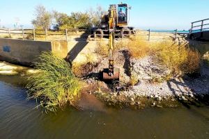 Almenara ultima la limpieza de canales, acequias y pasos de agua ante las posibles lluvias torrenciales