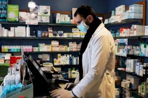 Los farmacéuticos se plantan: "Un trozo de folio o un post-it no es una receta médica