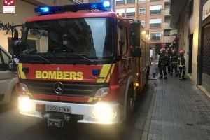 Desalojan un edificio de cuatro plantas en el incendio de una vivienda en Burriana