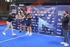 Berenguer entrega los trofeos a las parejas ganadoras del World Padel Tour – Alicante, Alejandro Galán - Juan Lebrón y Gemma Triay - Lucía Sáinz