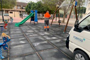 Imagen de archivo de la desinfección de un parque público en Almoradí