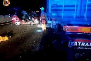 Fallece una mujer en la A-3 en Requena tras chocar contra un camión con su coche