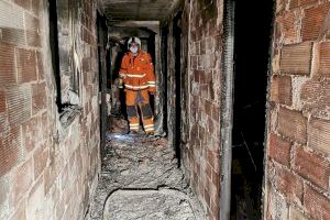 Un fallecido y varios vecinos desalojados en el incendio de una vivienda en el Puerto de Sagunto