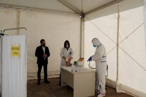 L'Ajuntament d'Alcalà-Alcossebre instal·la sis carpes per a augmentar l'espai útil en els centres de salut d'Alcalà i Alcossebre