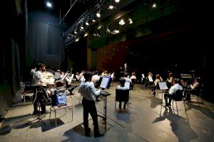 La Unión Musical Torrevejense inicia los actos de Santa Cecilia con la incorporación a la banda de dos nuevos educandos