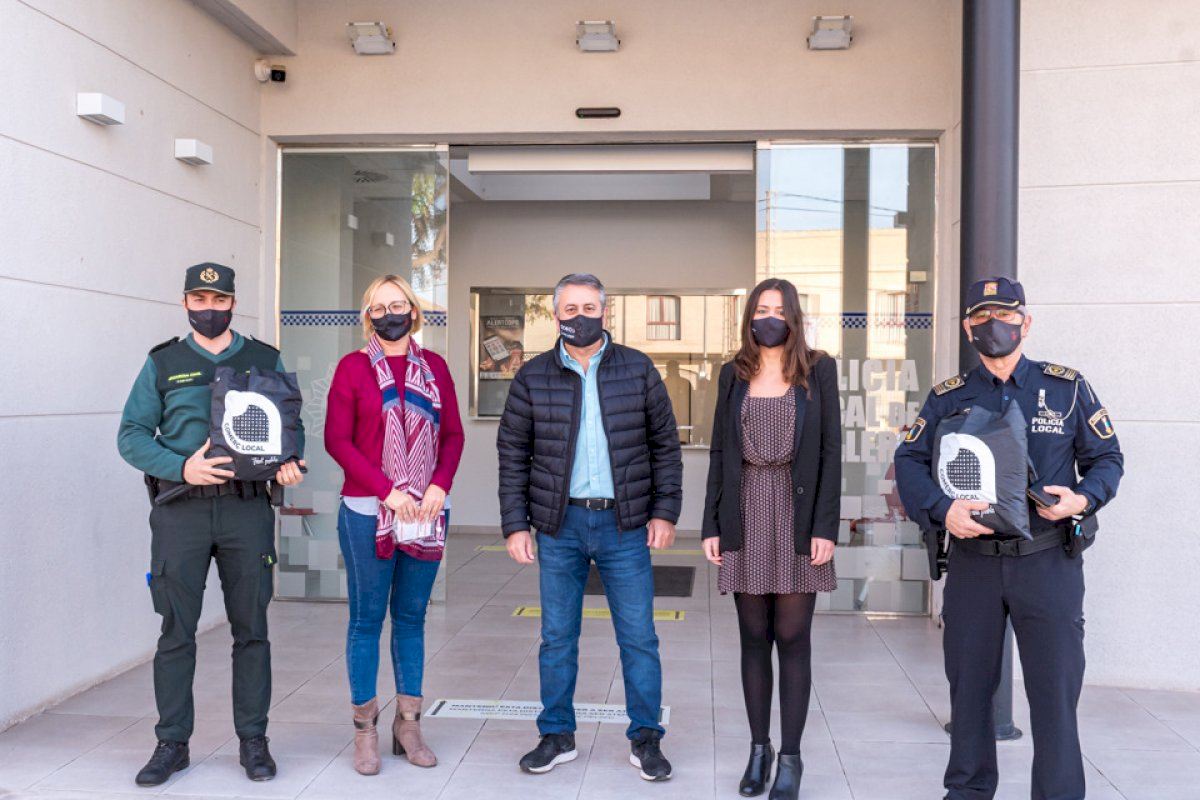 Els comerciants de Cullera regalen un lot de màscares a la Policia Local i a la Guàrdia Civil