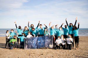 Kind Surf organiza una jornada de surf social en la playa de Alboraya para todos los participantes becados en su programa de continuidad