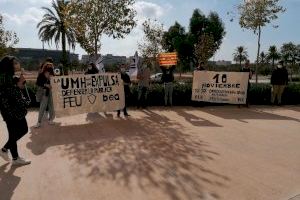 Más de 50 alumnos de la UMH se manifiestan en la universidad para protestar por el pago de las matrículas