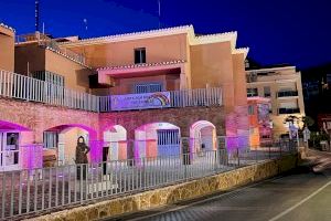 Serra ilumina de morado edificios y monumentos por el 25N