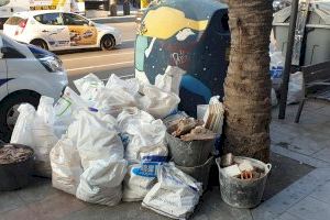 El Servicio de Limpieza Viaria y la Unidad Fox de la Policía Local de Alicante sancionan más de diez infracciones diarias por depósitos irregulares de residuos en la vía pública - (foto 2)