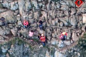 Los bomberos rescatan en helicóptero a una mujer en el Peñón de Ifach - (foto 2) Los bomberos rescatan en helicóptero a una mujer en el Peñón de Ifach - (foto 2)