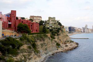 Toma impulso el proceso para declarar BIC la Muralla Roja, Xanadú y el Club Social de Bofill en Calp