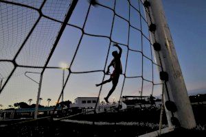 Los campos de fútbol continúan cerrados al público por el covid