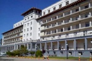 La Policía Nacional auxilia a un paciente que salió del Hospital de Serra y que deambulaba por la carretera desorientado