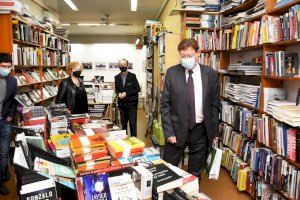 Ximo Puig visita dos librerías con motivo de la 55 Fira del Llibre