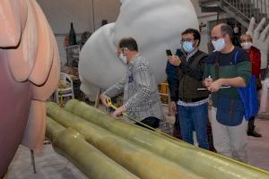 Un arquitecto realiza la primera medición del belén de la plaza del Ayuntamiento para certificar el récord Guiness