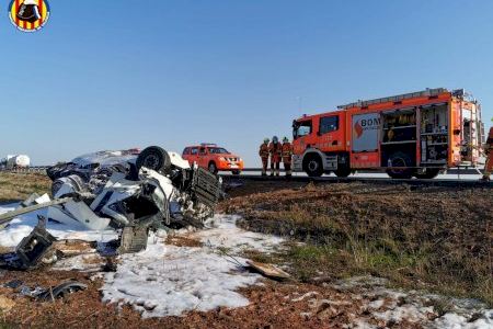 Fuga de gasoil por un camión accidentado en Rafelbunyol