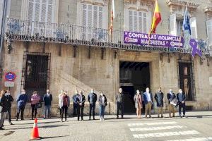 Orihuela guarda un minuto de silencio para recordar a las víctimas de la violencia de género y mostrar su rechazo a esta lacra