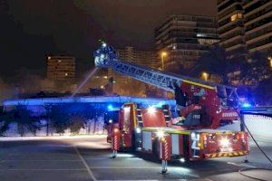 Un incendio en un restaurante japonés de la playa de San Juan se extiende por la cubierta