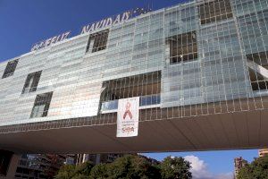 El Castell, el Tossal y la fachada del Ayuntamiento de Benidorm se iluminarán de rojo en señal de apoyo a la lucha contra el SIDA