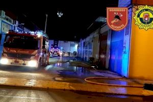 Bomberos acuden a sofocar un incendio en Alicante y descubren una plantación de marihuana