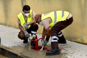 Bombers i brigades de la Diputació avaluen l'estat dels hidrants per a donar la millor resposta davant incendis