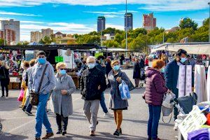 Más de 8.000 personas acuden al mercadillo municipal de Benidorm en el primer día de reapertura del textil y calzado