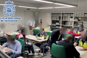 Detenido el responsable de una academia de Elche que falsificaba certificados para obtener un carné de operador de grúa