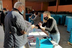 Caixa Rural Vila-real ha iniciado el reparto de los tradicionales lotes de Navidad a los pensionistas