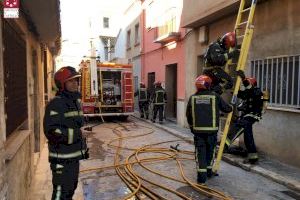 Los bomberos rescatan a 6 personas y extinguen el incendio de una vivienda de Burriana