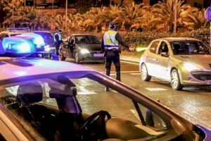 ​La Policía de Alicante disuelve un botellón, sanciona a 2 establecimientos y denuncia a 26 personas por incumplir el estado de alarma