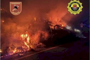 Los Bomberos controlan con celeridad un incendio esta madrugada junto a la autovía A-70 con tres focos que afecta a monte bajo y matorrales en Alicante