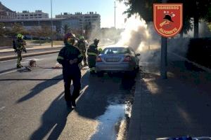 Los Bomberos del SPEIS intervienen en la extinción de un incendio de un vehículo en la avenida de Denia