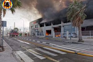 Un incendio arrasa cientos de productos de bazar en una nave de Montserrat en Valencia