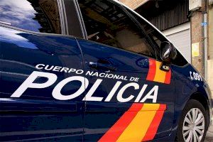 La Policía Nacional detiene a un hombre tras agredir a su exnovia sobre la que tenía una orden de alejamiento La Policía Nacional detiene a un hombre tras agredir a su exnovia sobre la que tenía una orden de alejamiento